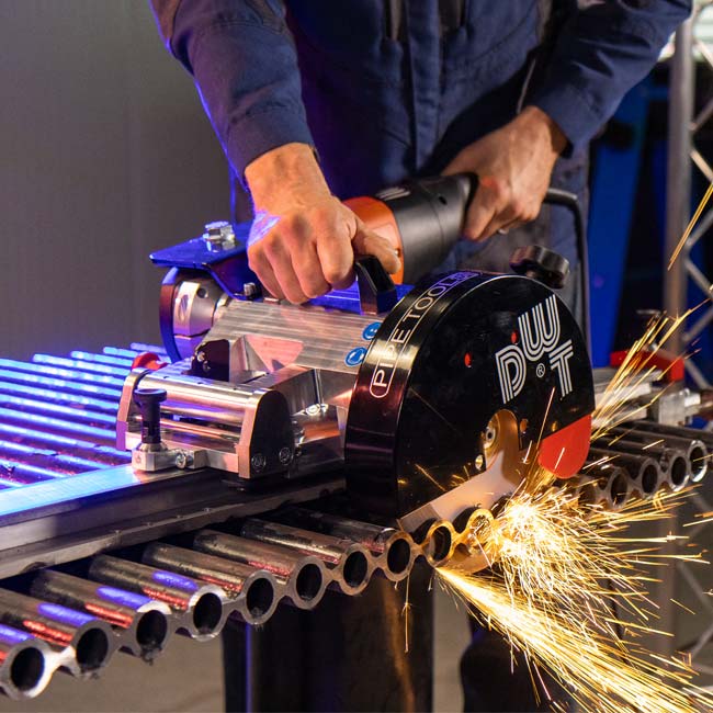 Máquina para cortar paneles de tubos